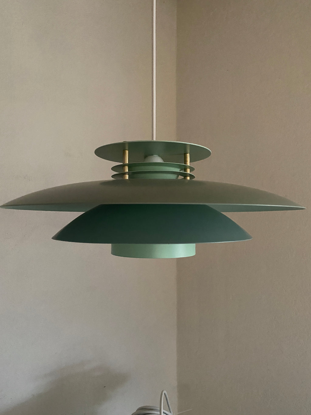 Fin grøn loftlampe