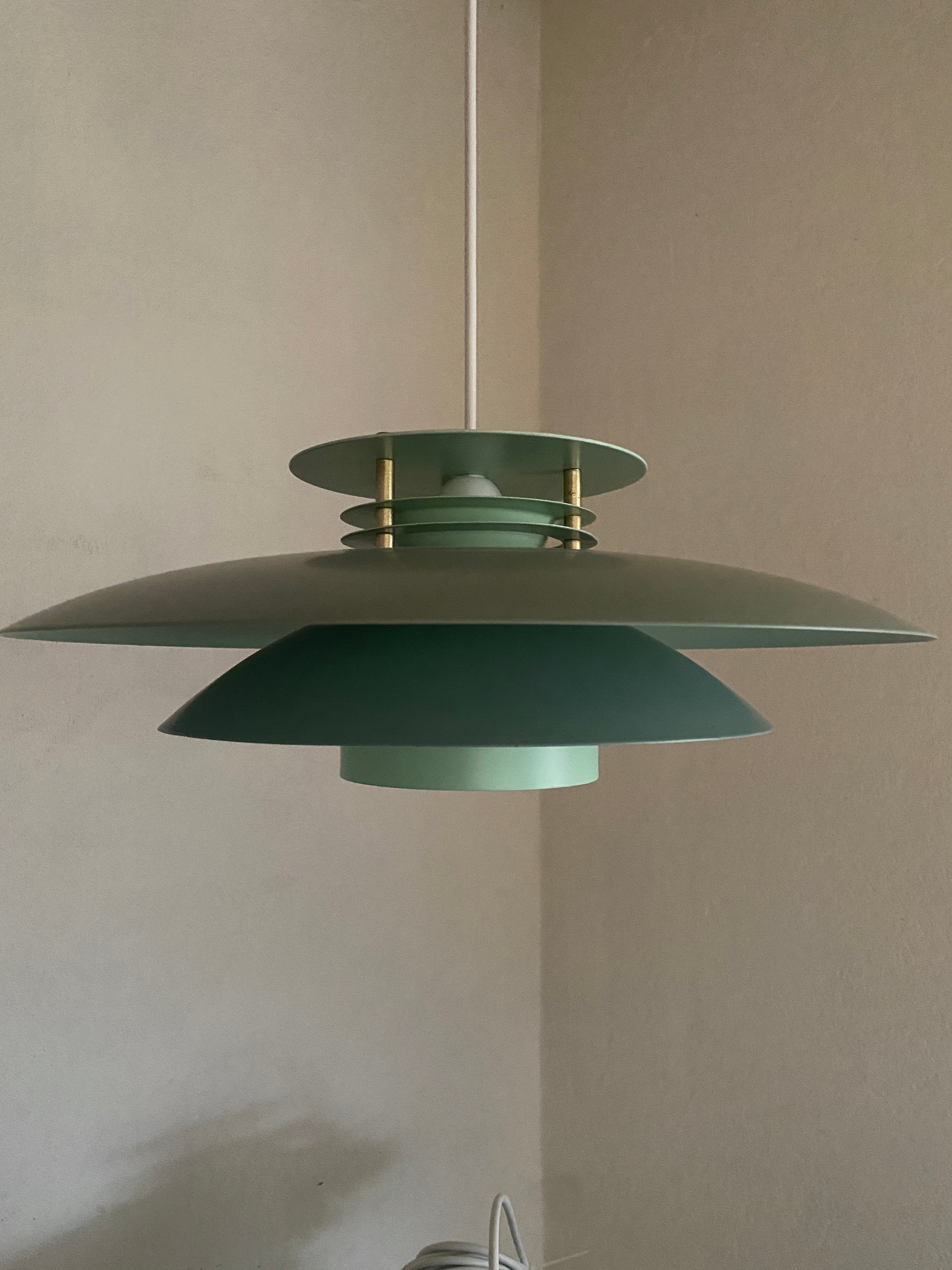 Fin grøn loftlampe