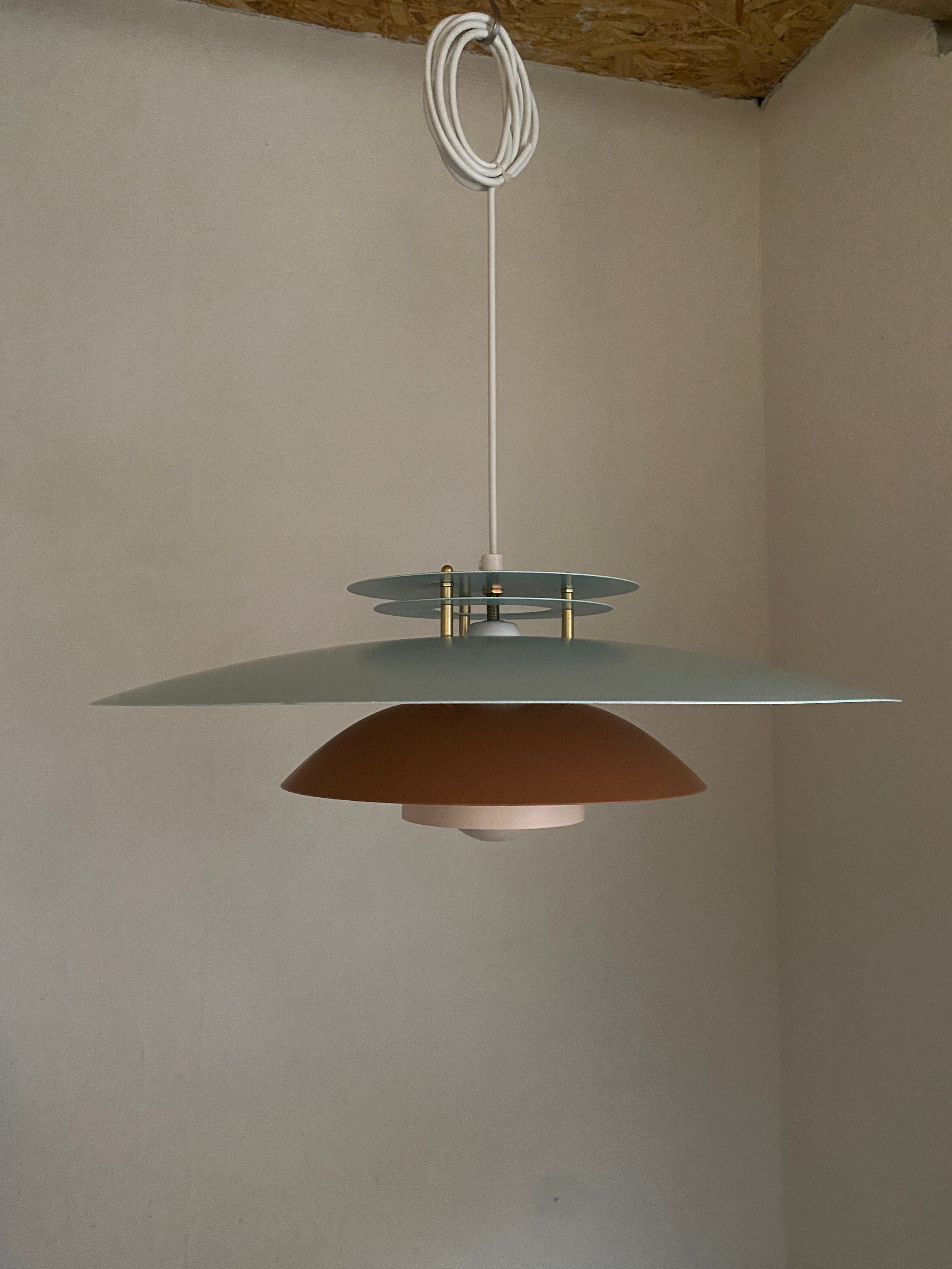 Stor flot lampe i lyseblå og sand