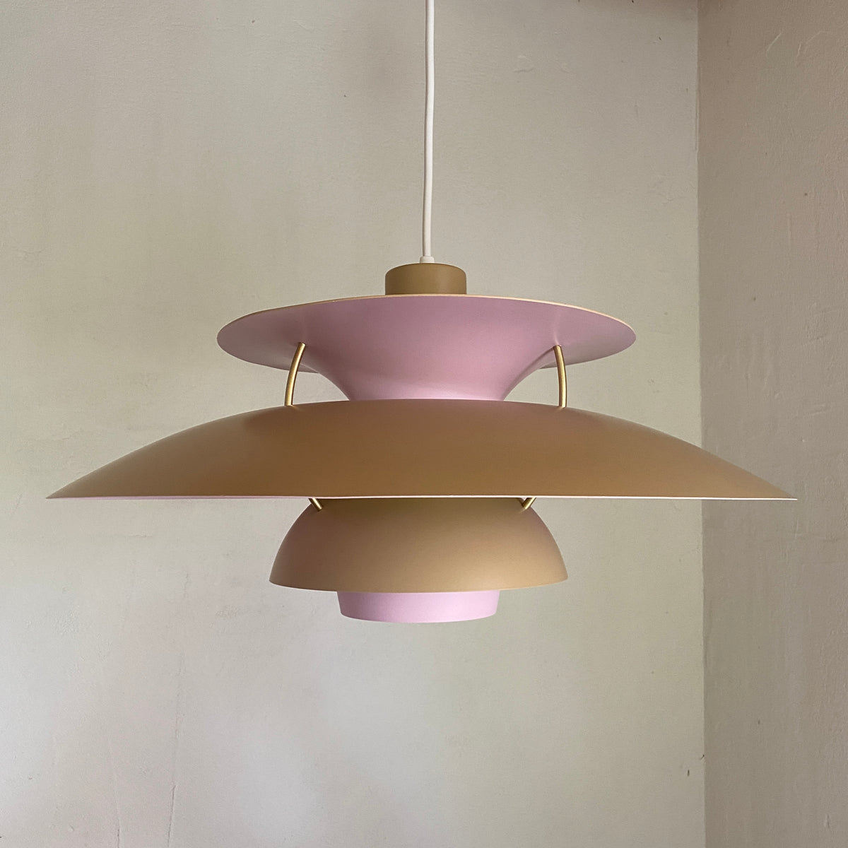 PH5 i beige og lyserød