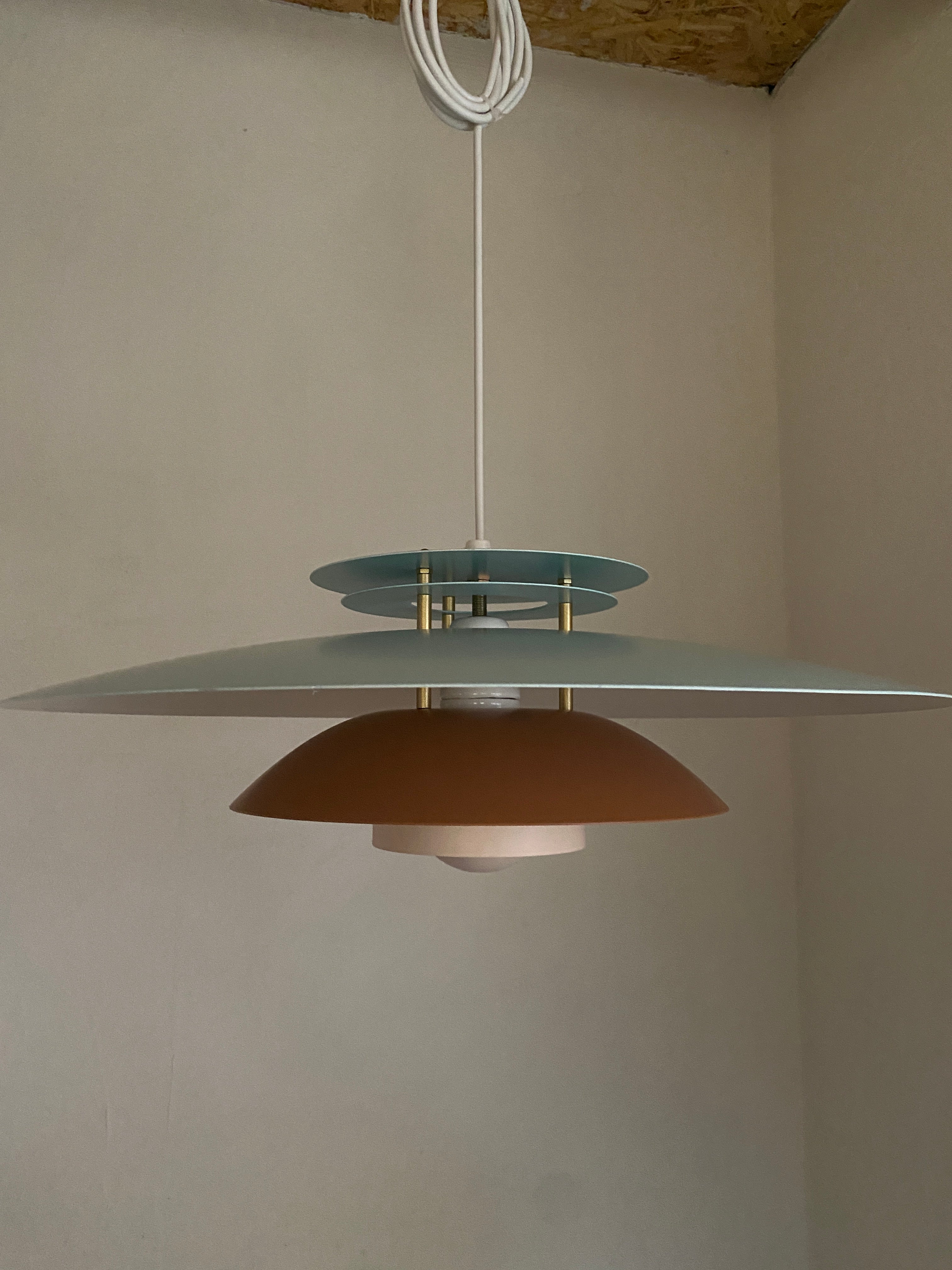 Stor flot lampe i lyseblå og sand