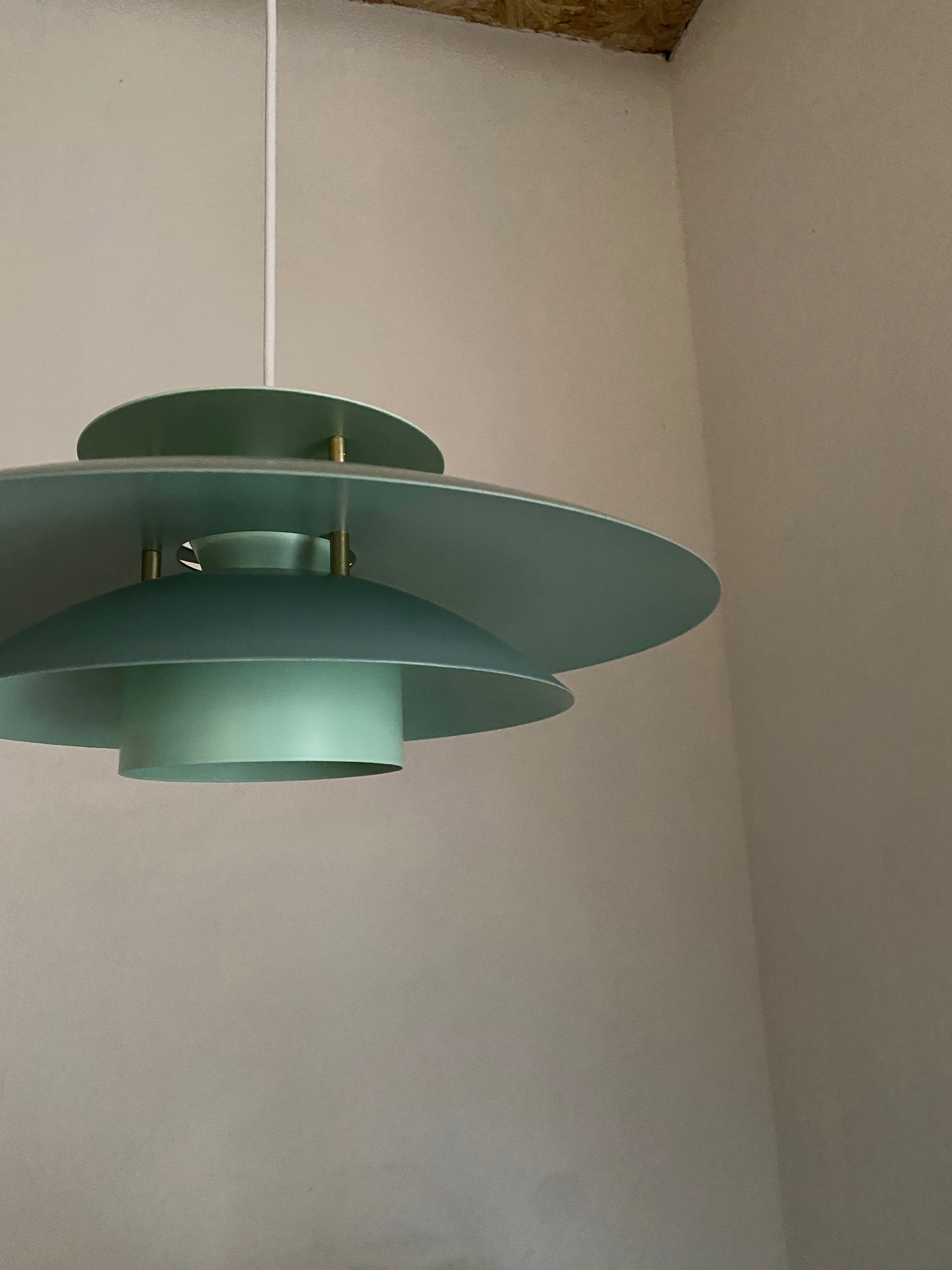 Fin grøn loftlampe