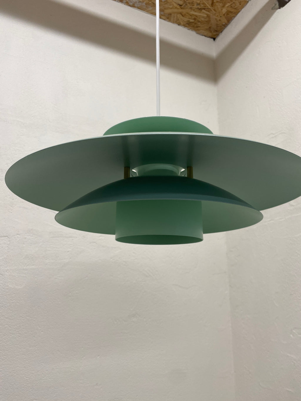 Fin grøn loftlampe