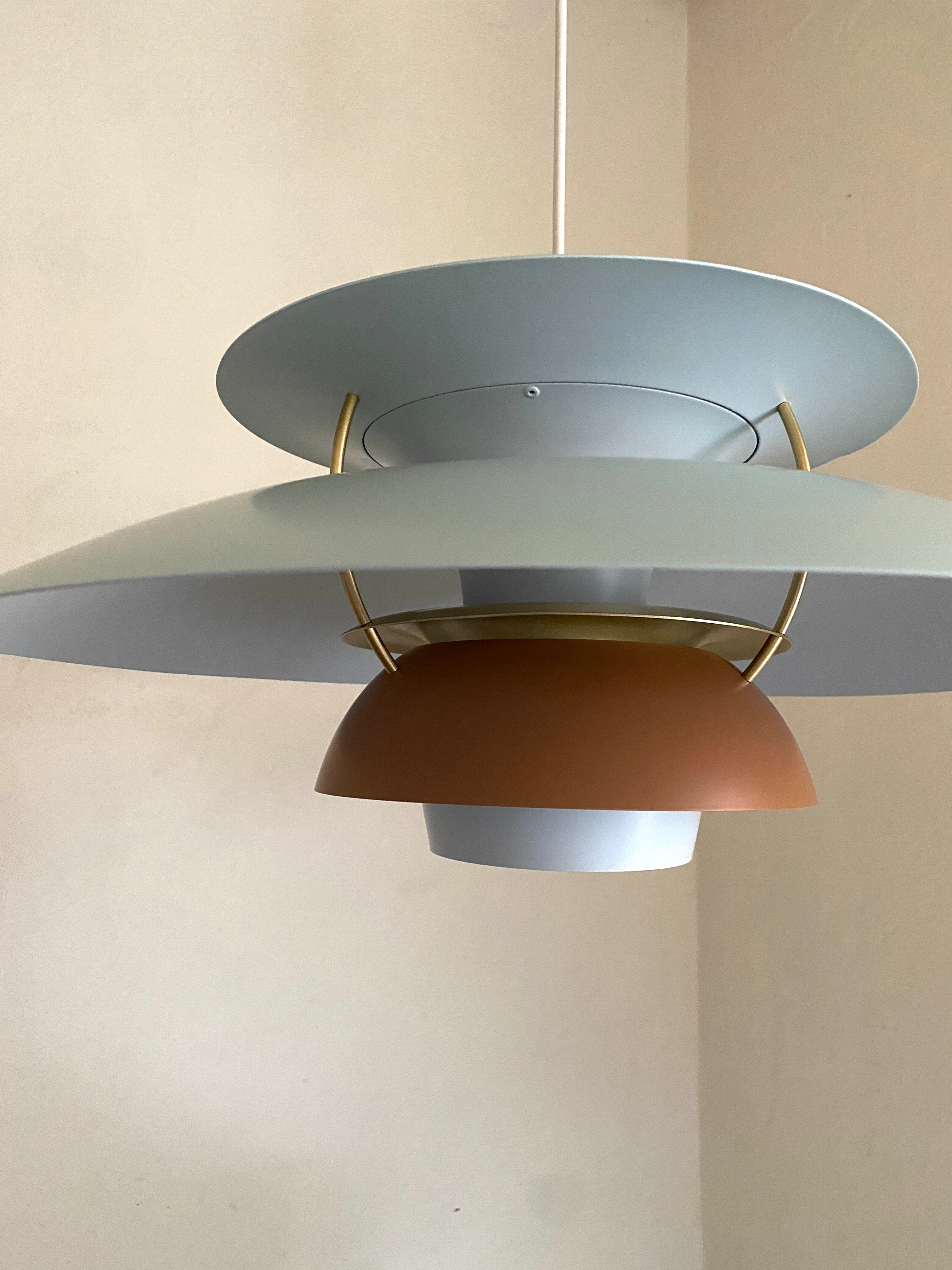 PH5 lampe i lyseblå og brun