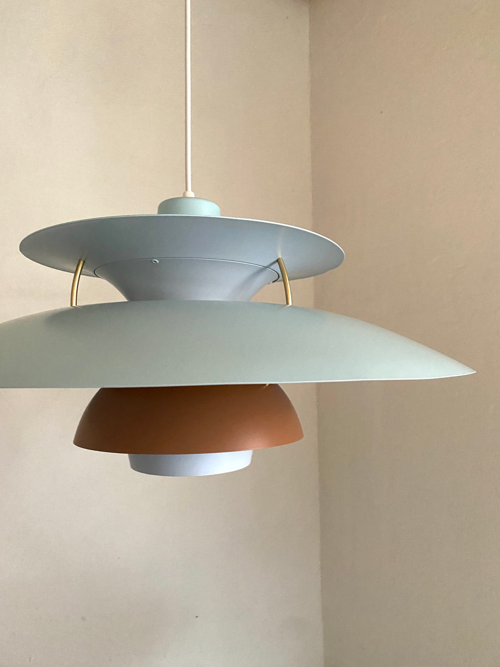 PH5 lampe i lyseblå og brun