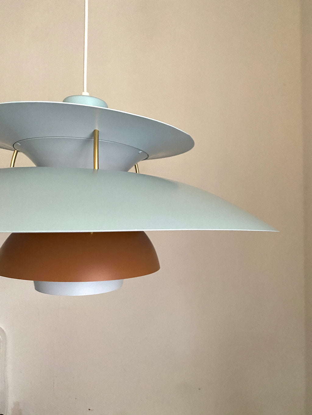 PH5 lampe i lyseblå og brun