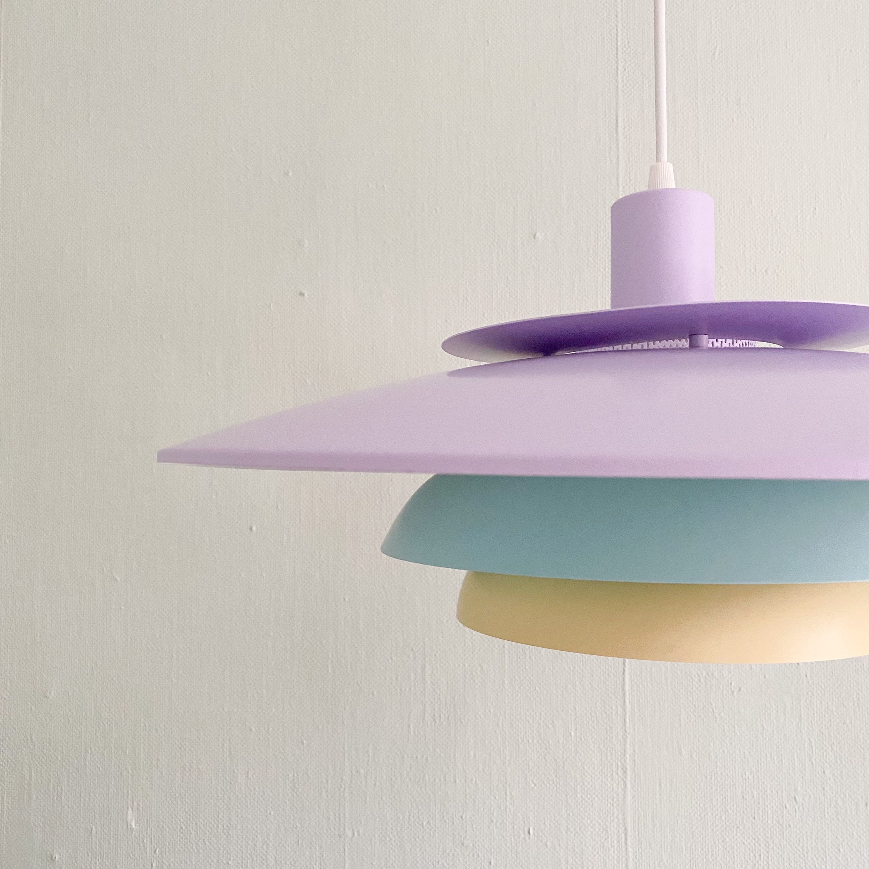 Trefarvet lampe