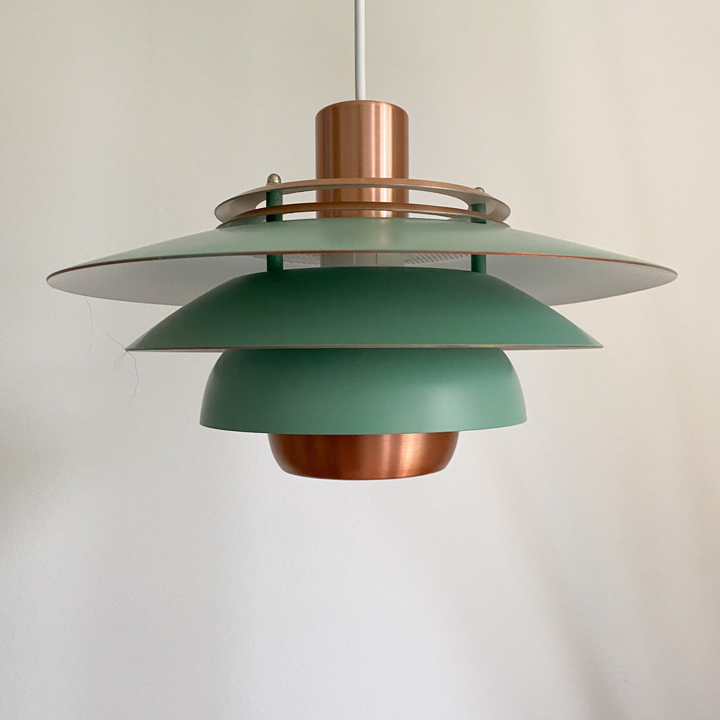 Mørkegrøn og kobber lampe