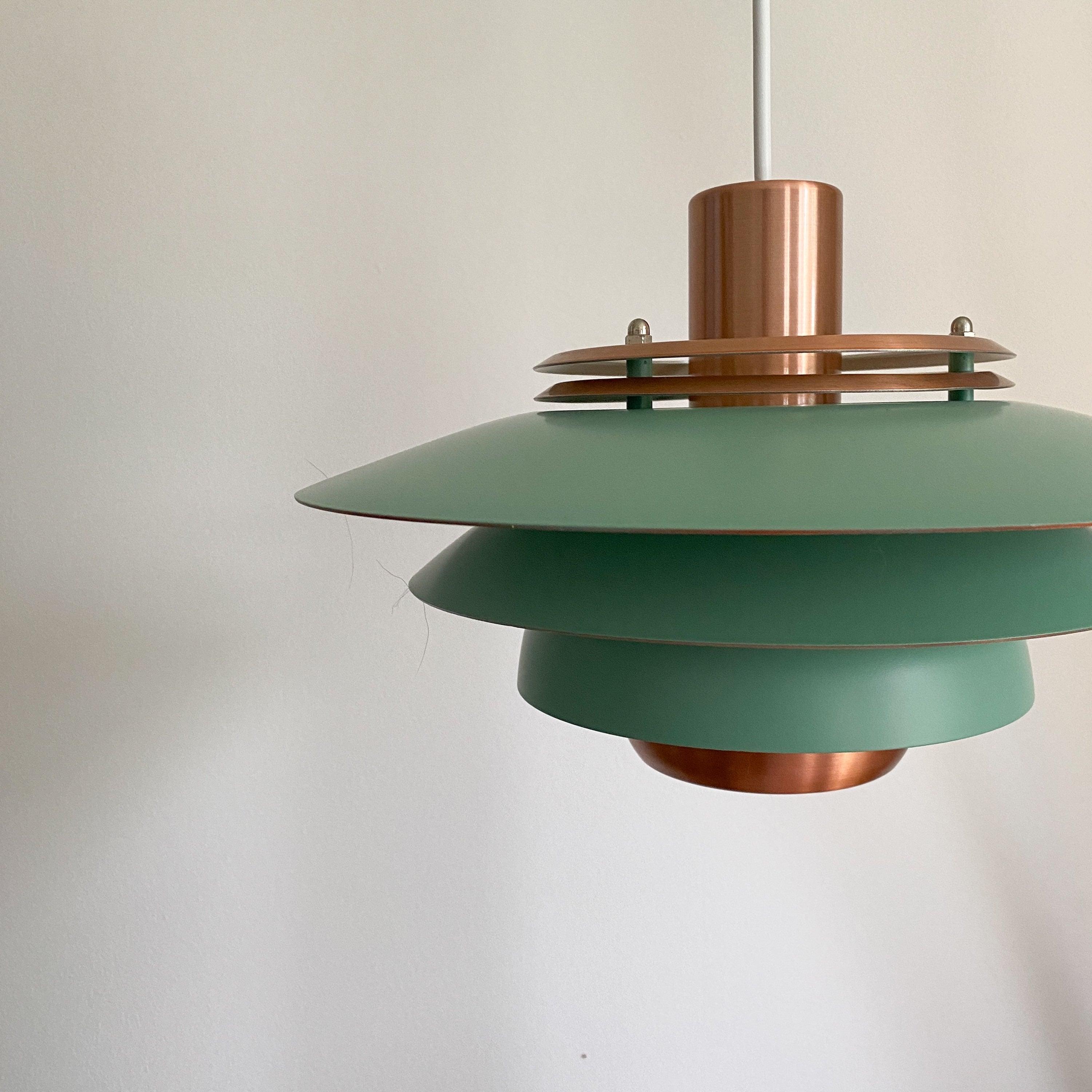 Mørkegrøn og kobber lampe