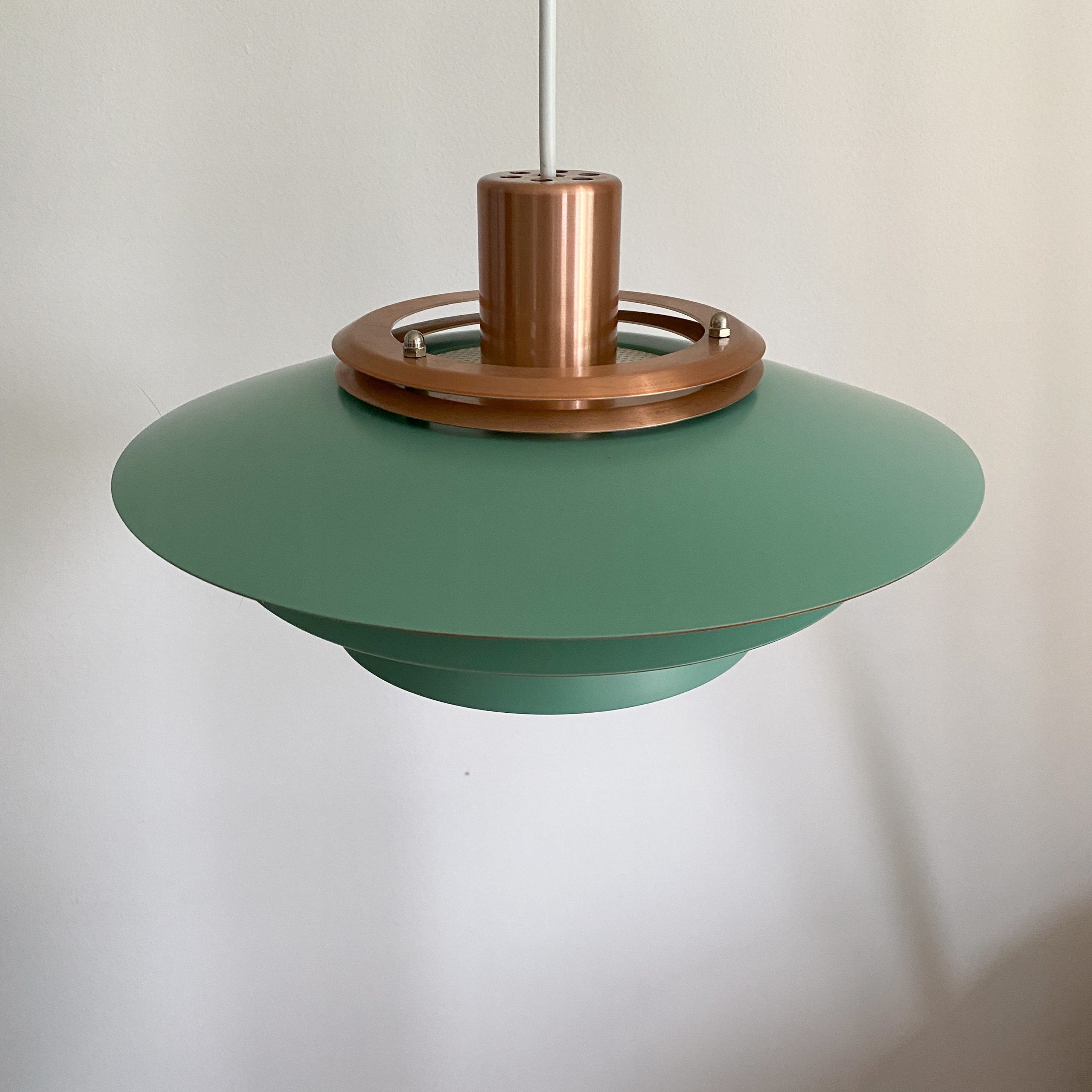 Mørkegrøn og kobber lampe