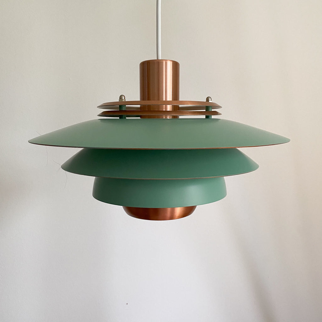 Mørkegrøn og kobber lampe