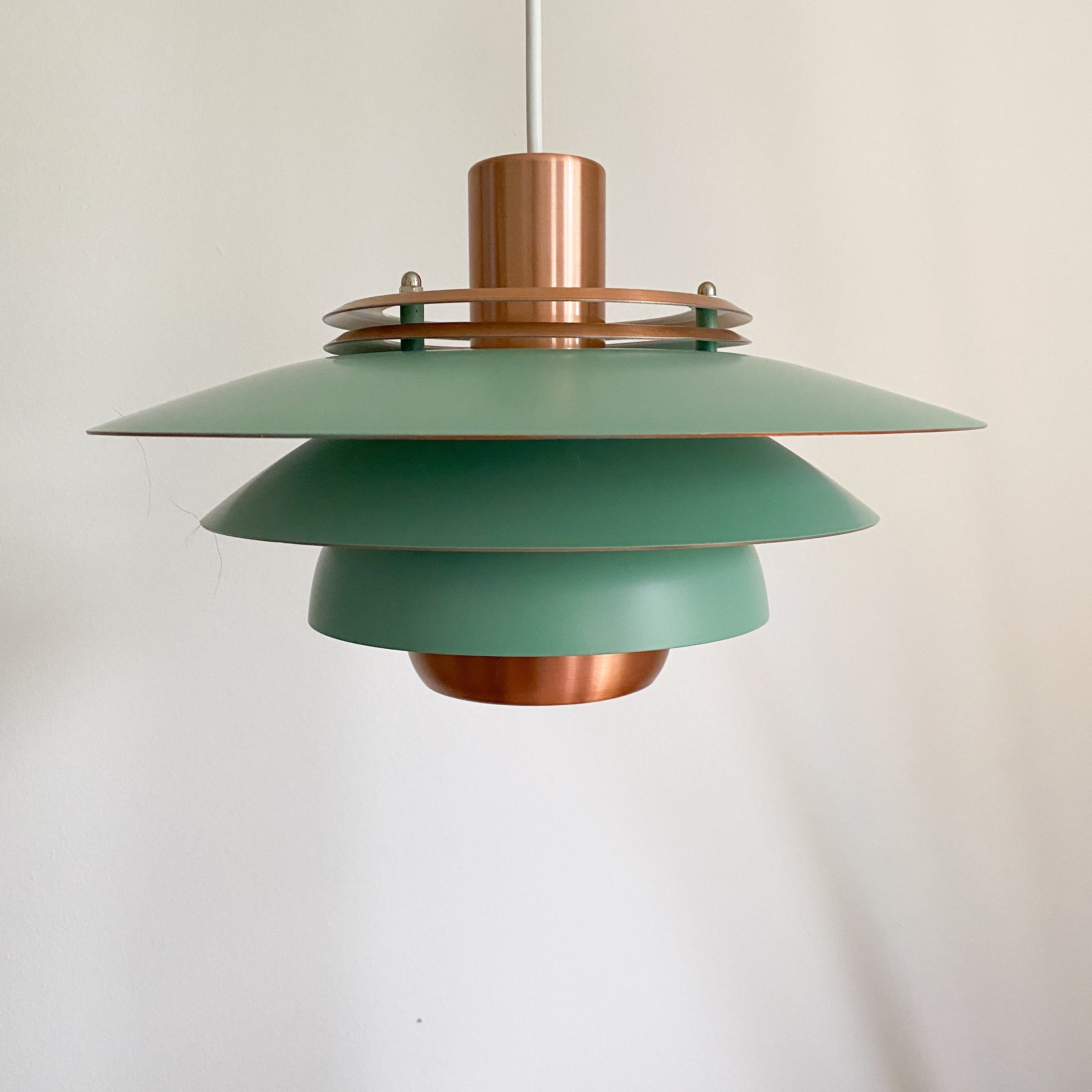 Mørkegrøn og kobber lampe
