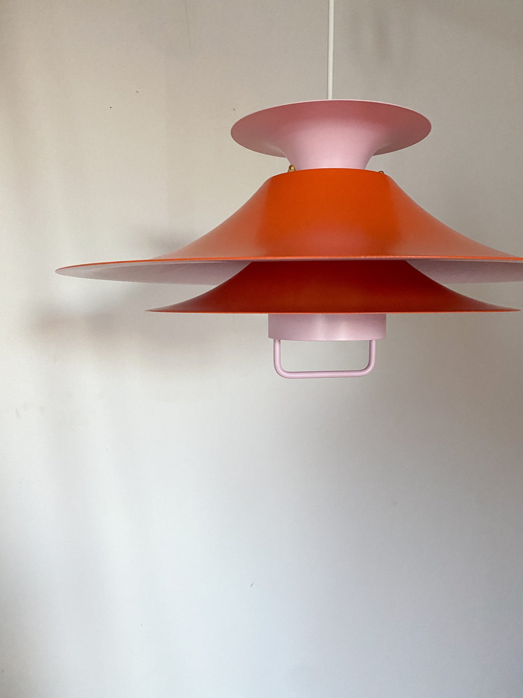 Orange og lyserød lampe